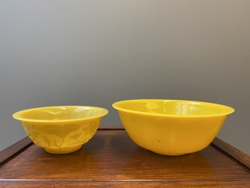 Deux grands bols en verre jaune de P&eacute;kin, Chine, 19/20&egrave;me