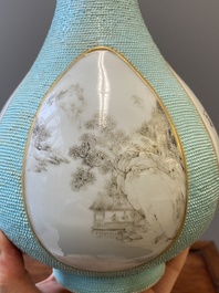 Vase en porcelaine de Chine &agrave; d&eacute;cor en grisaille sur fond turquoise, sign&eacute; Wan Yu 玩玉, marque et probablement &eacute;poque de Qianlong