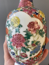 Twee paar Chinese blauw-witte en famille rose vazen, 19/20e eeuw