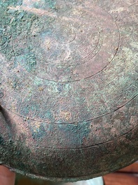 Een Chinese bronzen driepotige rituele voedselkom met deksel, 'ding', Oostelijke Zhou, Periode van Lente en Herfst