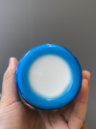 Paire de vases en verre overlay de P&eacute;kin &agrave; d&eacute;cor de canards mandarins en bleu sur blanc, Chine, 19/20&egrave;me