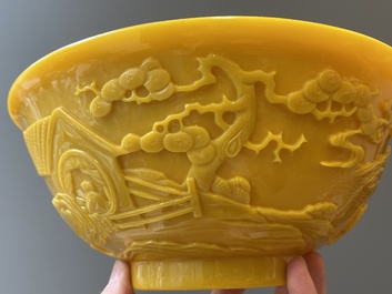 Paire de bols en verre jaune de P&eacute;kin &agrave; d&eacute;cor de figures dans paysages montagneux, Chine, 19/20&egrave;me