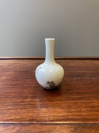 Vase de forme bouteille en porcelaine de Chine &agrave; d&eacute;cor d'un paysage en grisaille, marque de Qianlong, 20&egrave;me