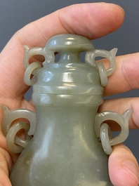 Een Chinees dekselvaasje in celadon jade, 19/20e eeuw