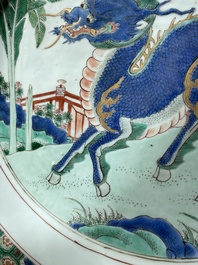 Een Chinese famille verte schotel met een kylin, Kangxi
