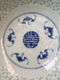 Een Chinese blauw-witte kom met rijstkorrel decor, Qianlong merk en periode