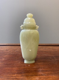 Een Chinese dekselvaas in celadon jade, Qing