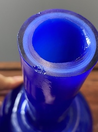 Een Chinese flesvormige vaas in translucent blauw glas, Xianfeng merk en periode