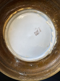 Paire de pots couverts en porcelaine de style famille rose aux montures en bronze dor&eacute;, Samson, Paris, 19&egrave;me