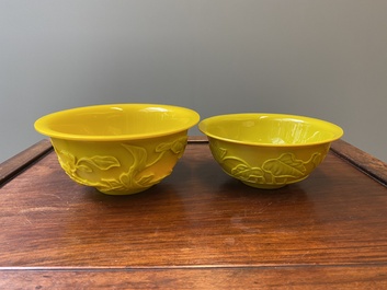 Twee Chinese kommen met reli&euml;fdecor in geel Peking glas, 19/20e eeuw