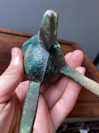 Een Chinees archa&iuml;sch bronzen ritueel wijnvat, 'jue', late Shang-dynastie