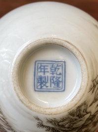 Vase de forme bouteille en porcelaine de Chine &agrave; d&eacute;cor d'un paysage en grisaille, marque de Qianlong, 20&egrave;me