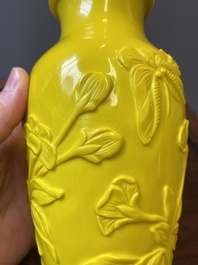Een paar Chinese vazen met decor van vlinders en bloemen in geel Peking glas, Republiek