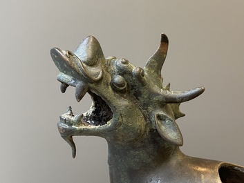 Een paar Chinese bronzen wierookbranders in de vorm van jongens op kylins, Ming