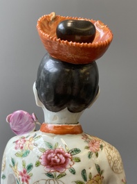 Een grote Chinese famille rose figuur met beweegbaar hoofd, 19/20e eeuw