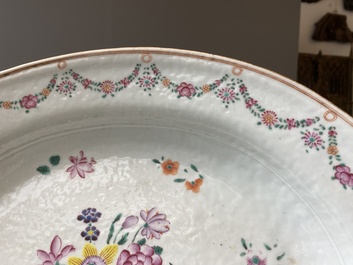 Terrine couverte sur son support en porcelaine de Chine famille rose, Qianlong
