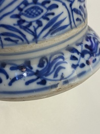 Een paar Chinese blauw-witte vazen met zilveren monturen, Kangxi