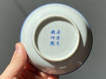 Een paar Chinese blauw-witte 'draken' schotels, Guangxu merk en periode