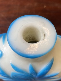 Een Chinese flacon met deksel in meerlagig blauw en wit Peking glas, 19e eeuw