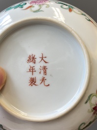 Een paar Chinese famille rose 'negen perziken' schotels, Guangxu merk en periode