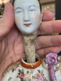 Een grote Chinese famille rose figuur met beweegbaar hoofd, 19/20e eeuw