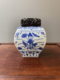 Vase en porcelaine de Chine en bleu et blanc &agrave; d&eacute;cor d'un &eacute;tang &agrave; lotus, marque et probablement &eacute;poque de Jiajing