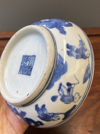 Een Chinese blauw-witte dekseldoos, Qianlong merk, 19e eeuw