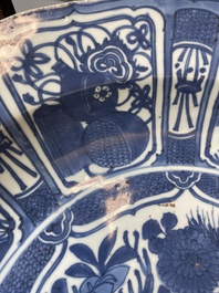 Important plat en porcelaine de Chine en bleu et blanc de type kraak, Wanli