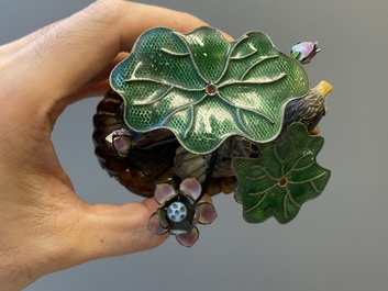 Een Chinese cloisonn&eacute; kalebasvaas en een groep met twee eenden in email en zilver, 19/20e eeuw