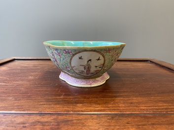 Een Chinese drielobbige famille rose kom met turquoise fondkleur, Tongzhi merk en periode