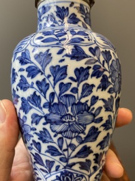 Een paar Chinese blauw-witte vazen met zilveren monturen, Kangxi