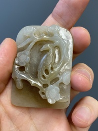 Vier Chinese snijwerken in witte en celadon jade, Qing/Republiek