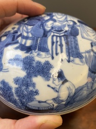 Een Chinese blauw-witte dekseldoos, Qianlong merk, 19e eeuw