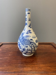 Een Chinese blauw-witte flesvormige 'draak en feniks' vaas, 19e eeuw