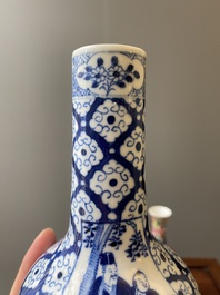 Twee paar Chinese blauw-witte en famille rose vazen, 19/20e eeuw