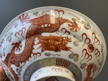 Bol couvert en porcelaine de Chine famille rose, marque de sceau Xiao Liu Xiang Guan 小留香館, 19/20&egrave;me