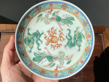 Paire de coupes en porcelaine de Chine famille verte &agrave; d&eacute;cor de dragons et de ph&eacute;nix, marque et &eacute;poque de Jiaqing