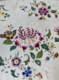 Een Chinese famille rose dekselterrine op onderschotel, Qianlong