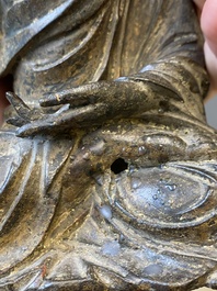 Drie Chinese bronzen sculpturen van Boeddha en Guanyin, Ming en later