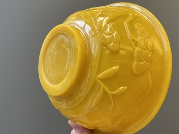 Een paar Chinese kommen in geel Peking glas met figuren in een landschap, CHINA merk, Republiek