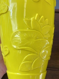 Een paar Chinese vazen met decor van vissen in geel Peking glas, Republiek