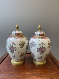 Paire de pots couverts en porcelaine de style famille rose aux montures en bronze dor&eacute;, Samson, Paris, 19&egrave;me