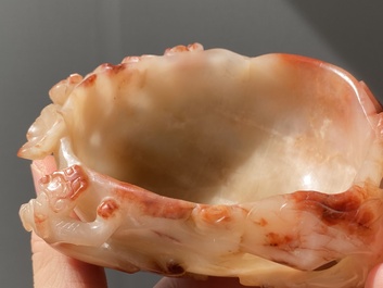 Lave-pinceaux en agate rose sculpt&eacute;e figurant un chilong, Chine, Qing