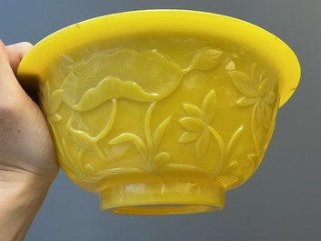 Deux grands bols en verre jaune de P&eacute;kin, Chine, 19/20&egrave;me