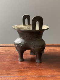Een Chinese archa&iuml;sche bronzen driepotige wierookbrander, 'ding', Ming