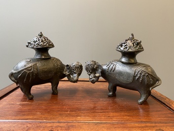 Paire de br&ucirc;le-parfums en forme d'&eacute;l&eacute;phant en bronze, Chine, Ming