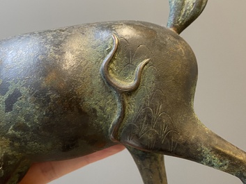 Een paar Chinese bronzen wierookbranders in de vorm van jongens op kylins, Ming