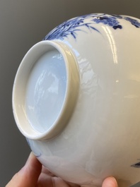 Bol en porcelaine de Chine en bleu et blanc &agrave; d&eacute;cor floral, Qianlong/Jiaqing