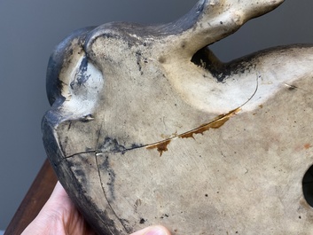 Een grote Chinese grisaille sculptuur van een liggende buffel op houten sokkel, 18/19e eeuw