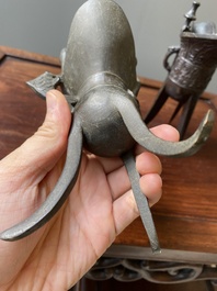Twee Chinese bronzen rituele wijnbekers, 'jue', 18/19e eeuw